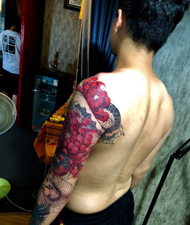 花臂蛇和菊花纹身图片