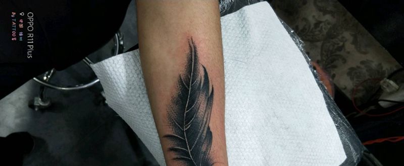 羽毛纹身图片_手部纹身图案