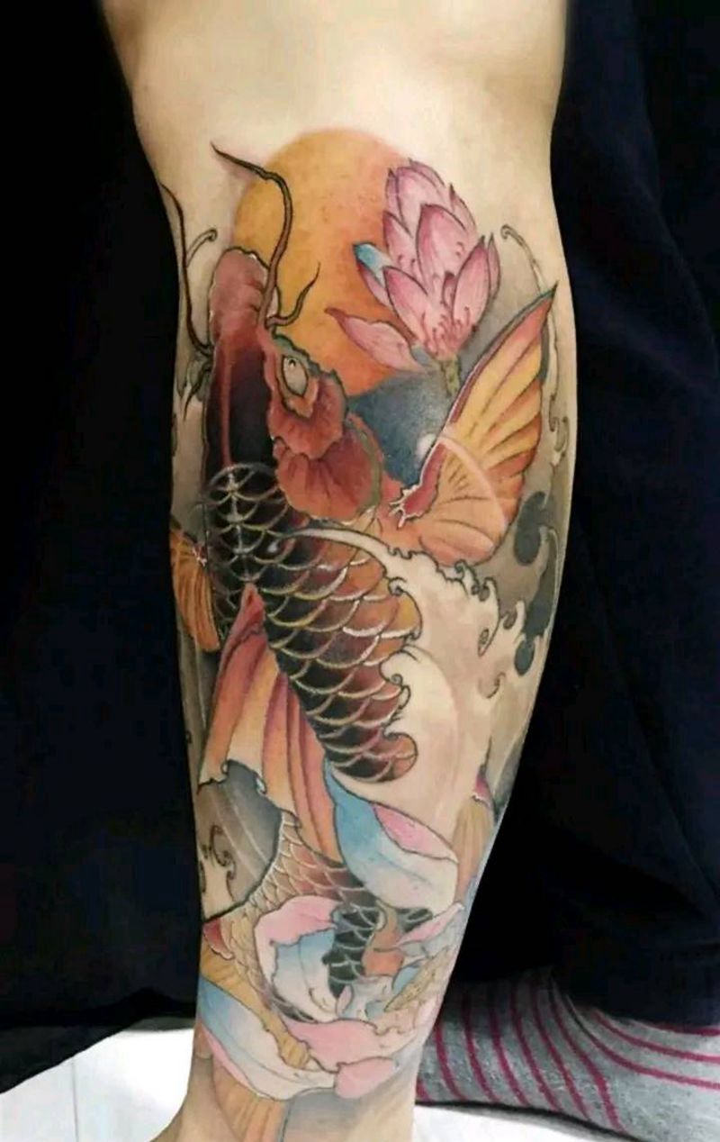 鲤鱼莲花太阳。纹身图片_腿部纹身图案