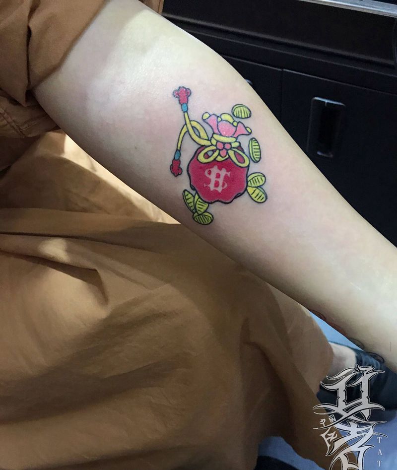 钱袋纹身图片_手臂手部老传统纹身图案