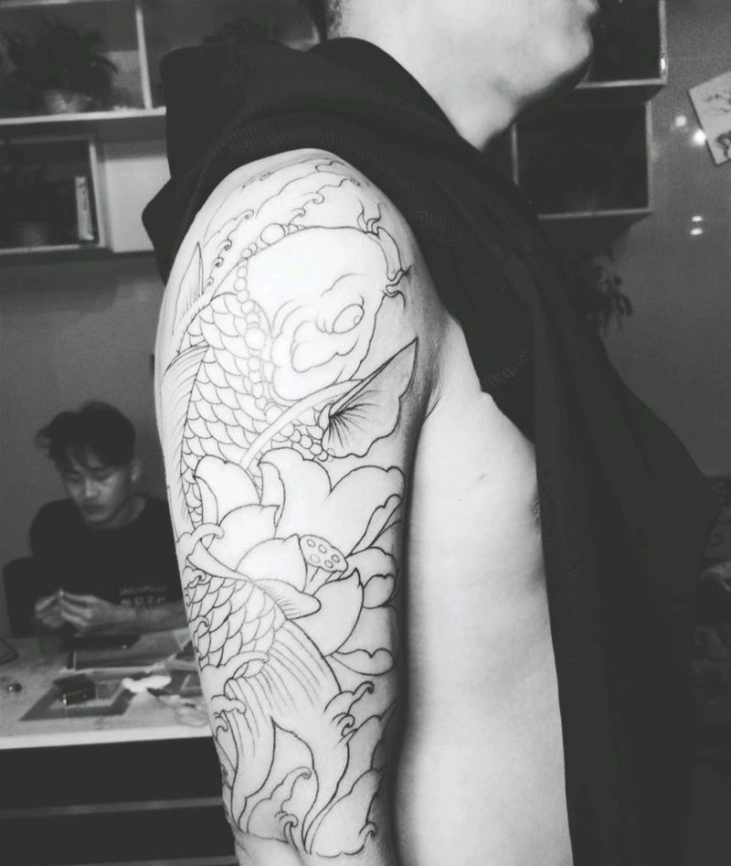 大臂鲤鱼纹身图片_手臂纹身图案
