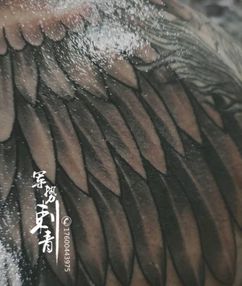 翅膀纹身图片_背部纹身图案