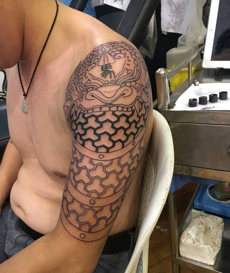 手臂铠甲纹身图片_成品臀部传统静物纹身图案