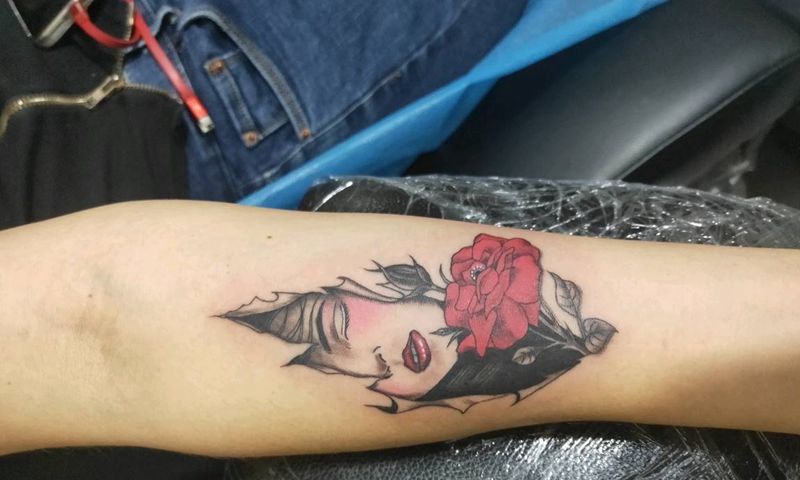 美女红玫瑰纹身图片