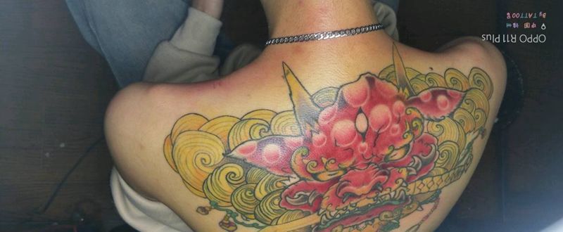 唐狮修改纹身图片_背部纹身图案