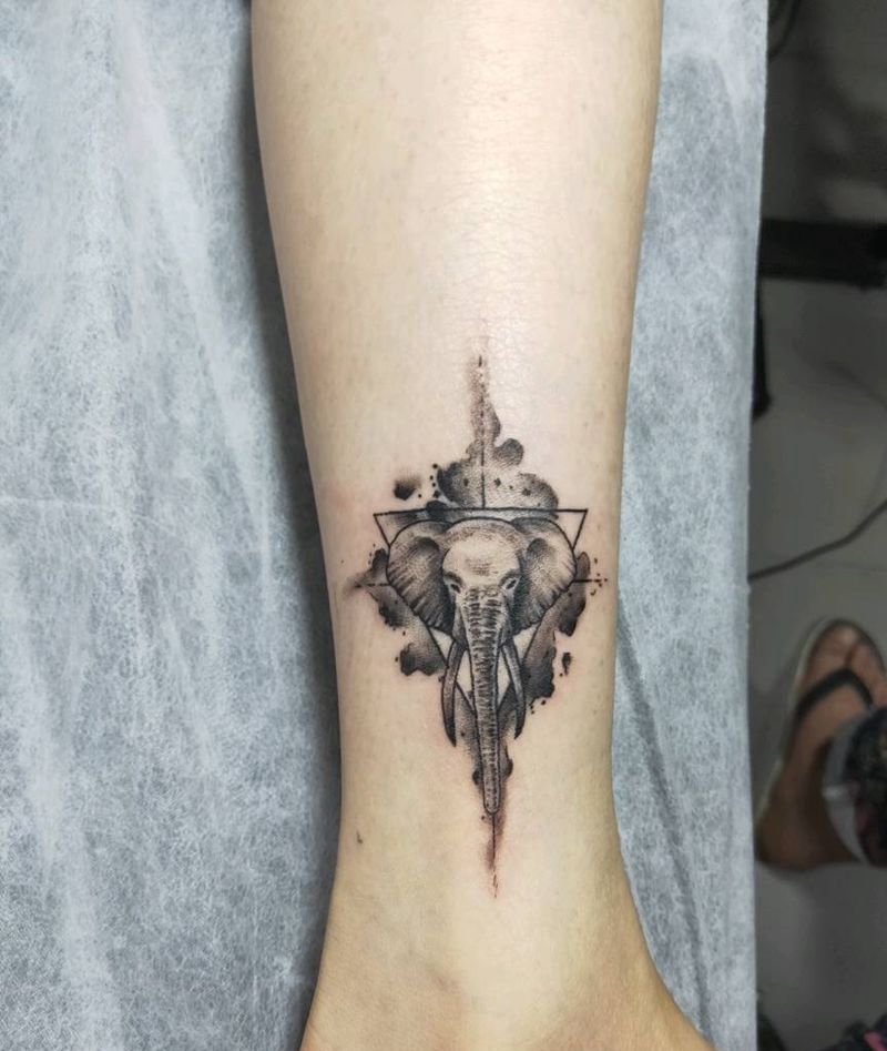 象神纹身图片_腿部欧美写实水墨纹身图案