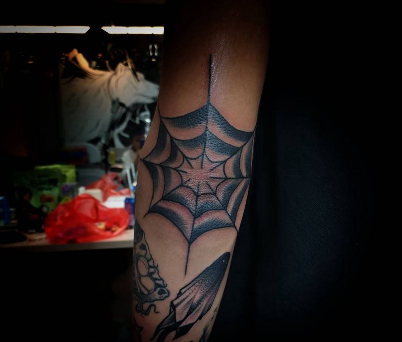 蜘蛛网纹身图片_手臂纹身图案