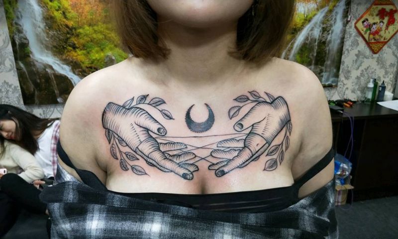 花胸纹身图片_胸部纹身图案