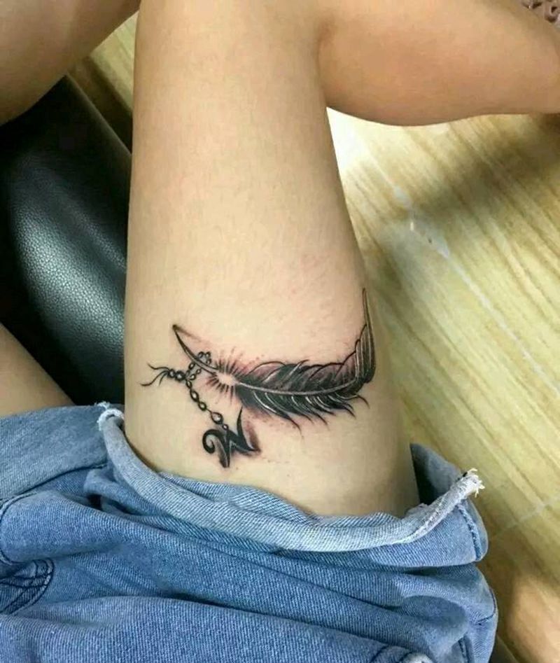 羽毛珠子字母。纹身图片