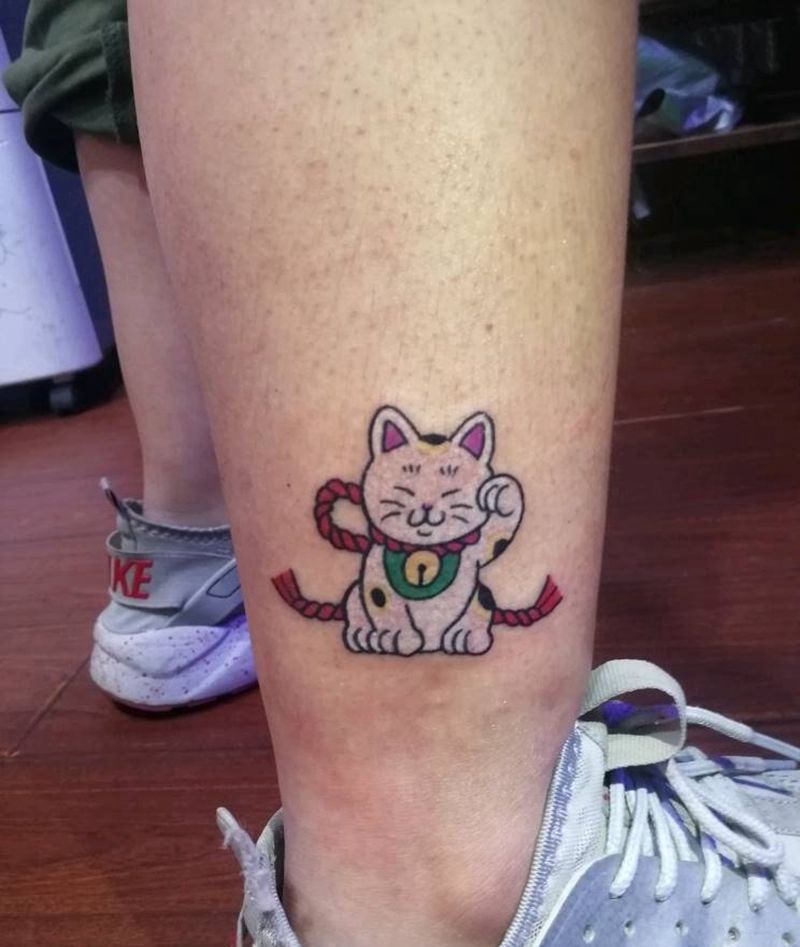 清新招财猫纹身图片_脚部纹身图案