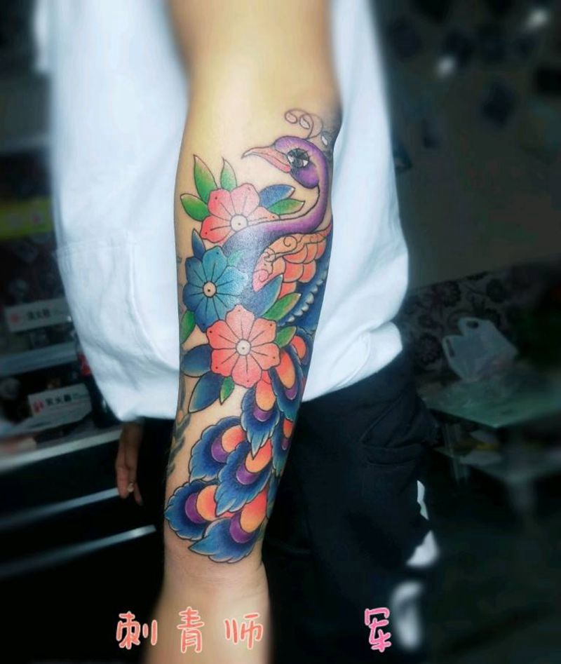 孔雀纹身图片_手部纹身图案