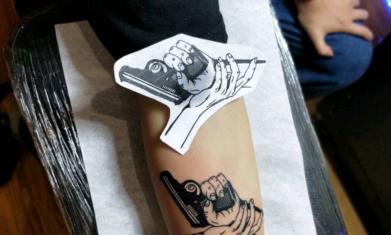 枪纹身图片_Old School纹身图案