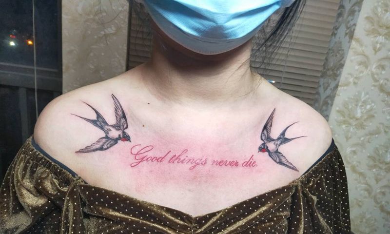 燕子加英文遮盖纹身图片_胸部欧美写实花体字纹身图案