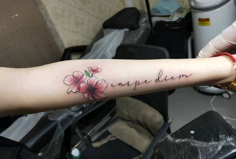 小清新花朵加英文纹身图片_手臂水彩纹身图案