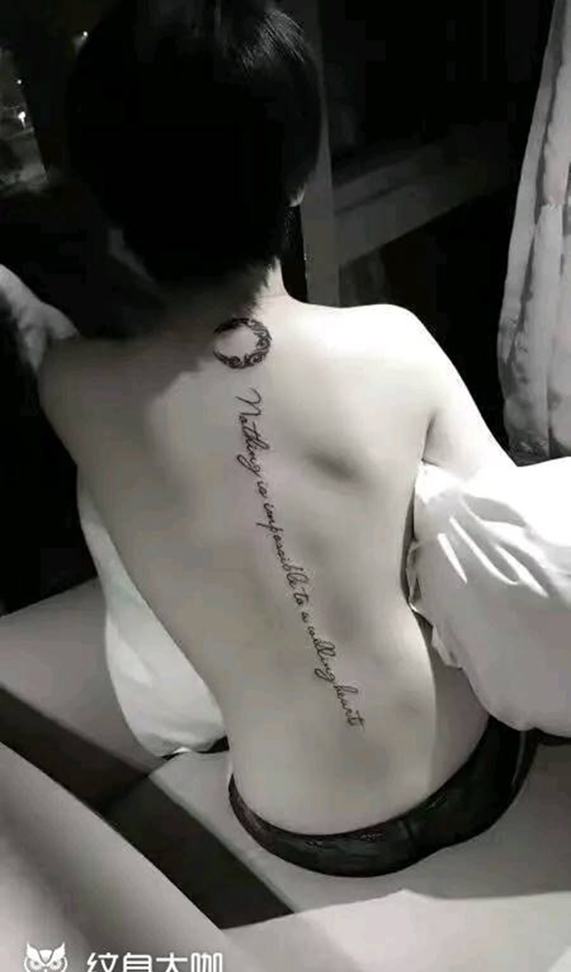 月亮图腾字母。纹身图片_颈部纹身图案