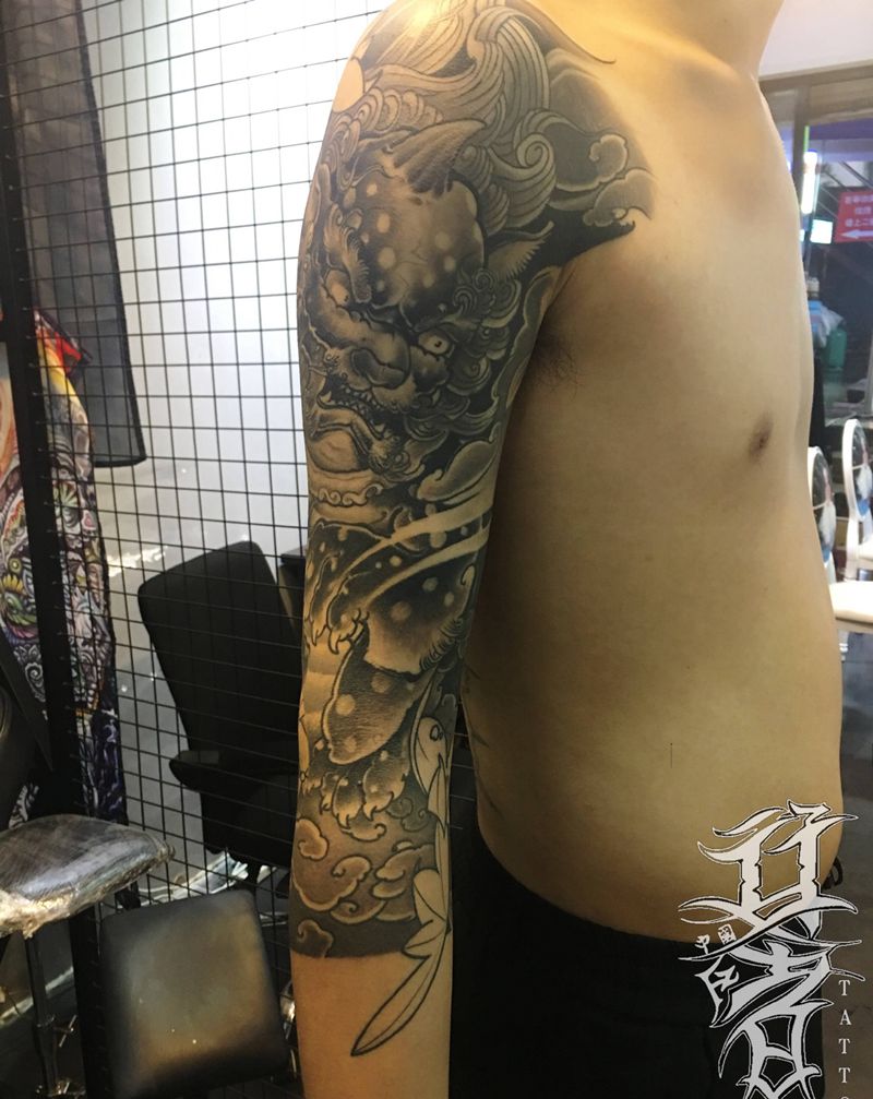 唐狮纹身图片_手部新传统纹身图案