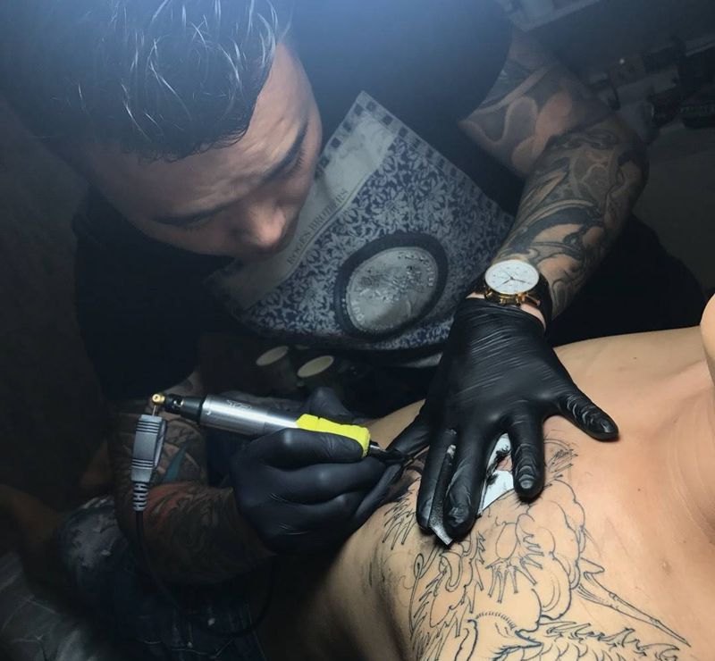 黑灰半甲龙纹身图片