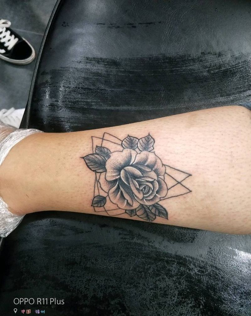 素花纹身图片_腿部纹身图案