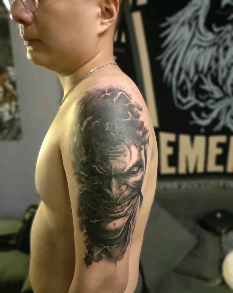 小丑盖疤纹身图片_手臂欧美写实纹身图案