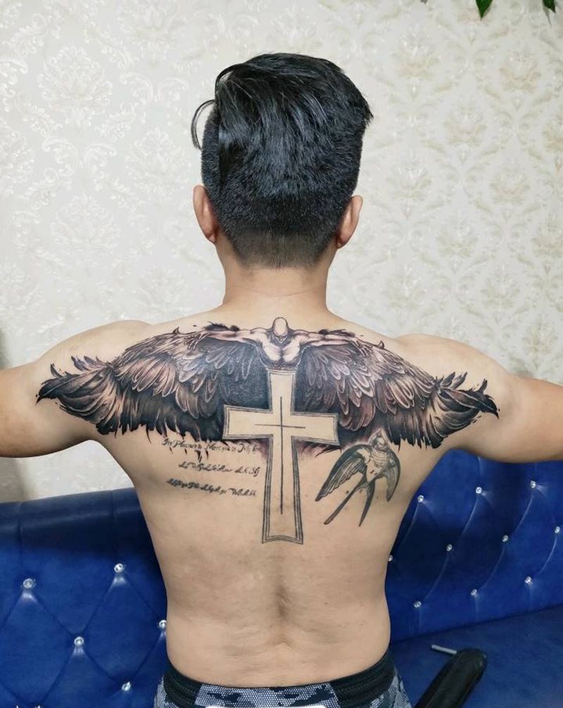 翅膀遮盖作品纹身图片_背部欧美写实纹身图案