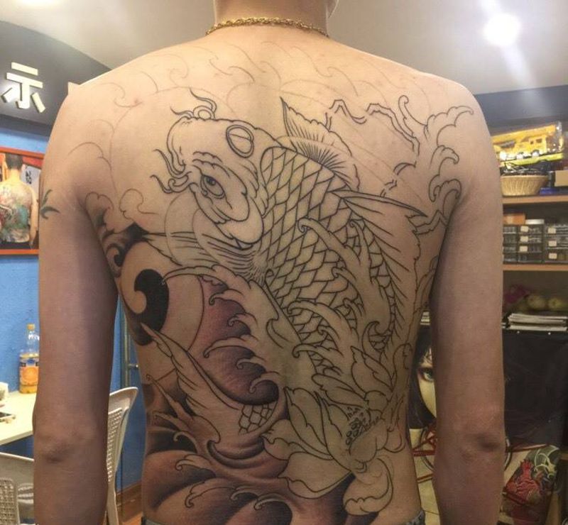 满背鲤鱼纹身图片_成品肩部腰部背部传统图腾纹身图案