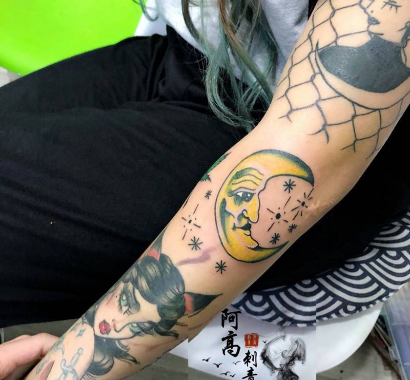 School彩色月亮纹身图片