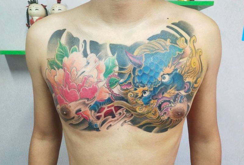 彩色花胸纹身图片_胸部纹身图案