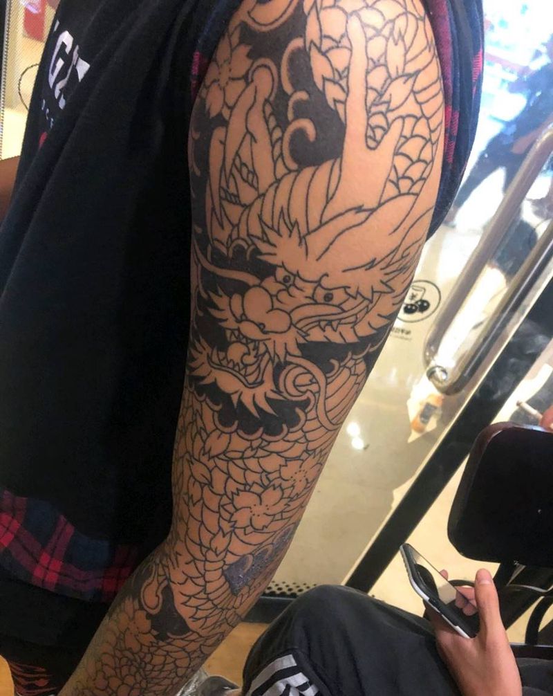 花臂龙纹身图片_手臂老传统纹身图案