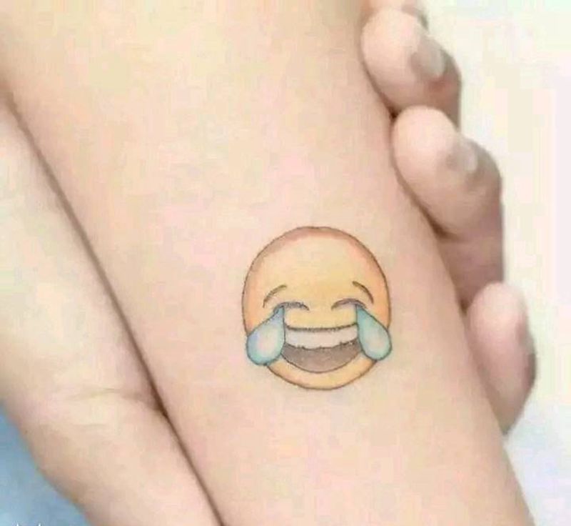 QQ表情哭笑。纹身图片
