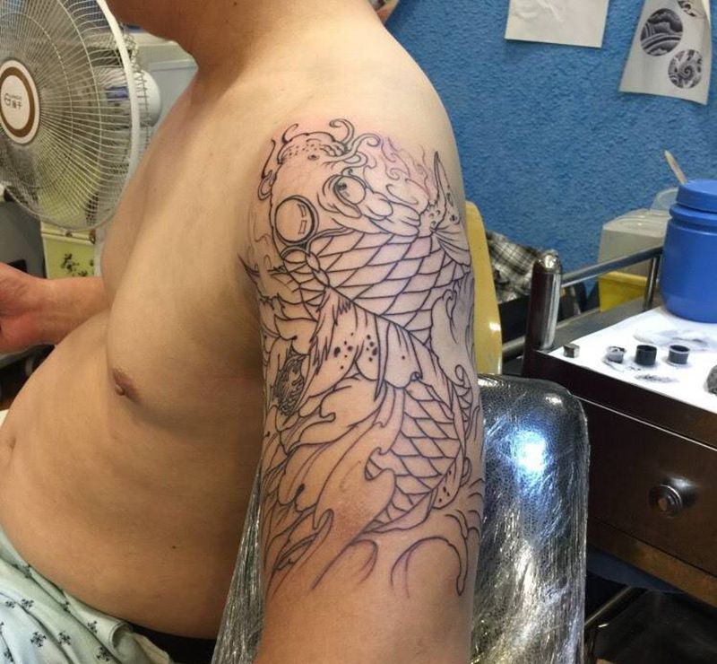 大臂锦鲤纹身图片_成品臀部传统清新动物植物纹身图案