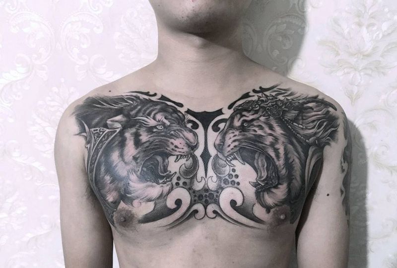 老虎花胸纹身图片_胸部欧美写实纹身图案