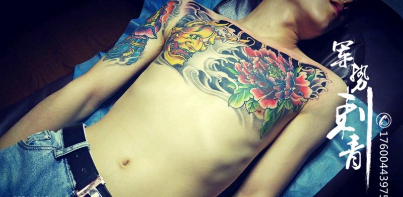花胸OK纹身图片_胸部纹身图案