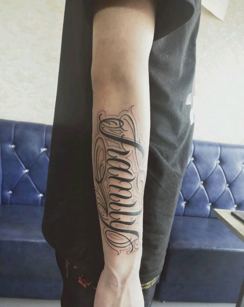 花体字family纹身图片_手臂纹身图案