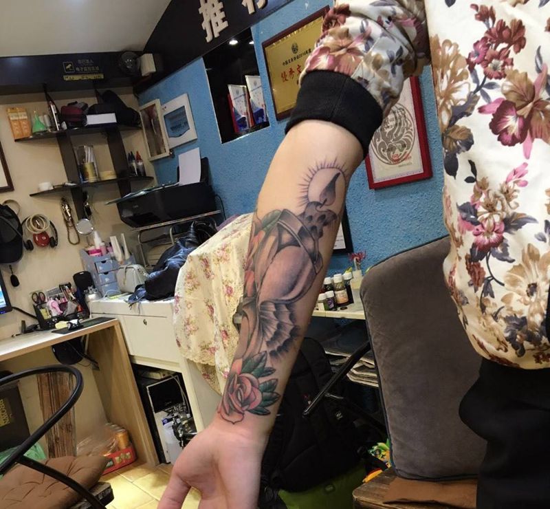 手臂沙漏纹身图片