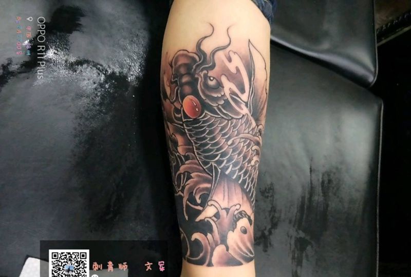 鲤鱼纹身图片_腿部纹身图案