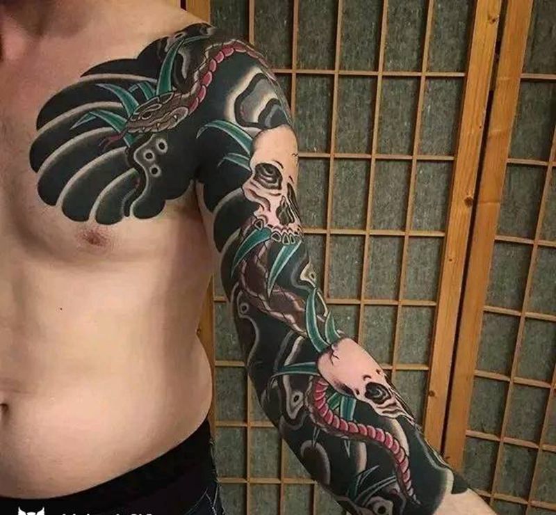 骷髅头蛇草。纹身图片_手臂纹身图案