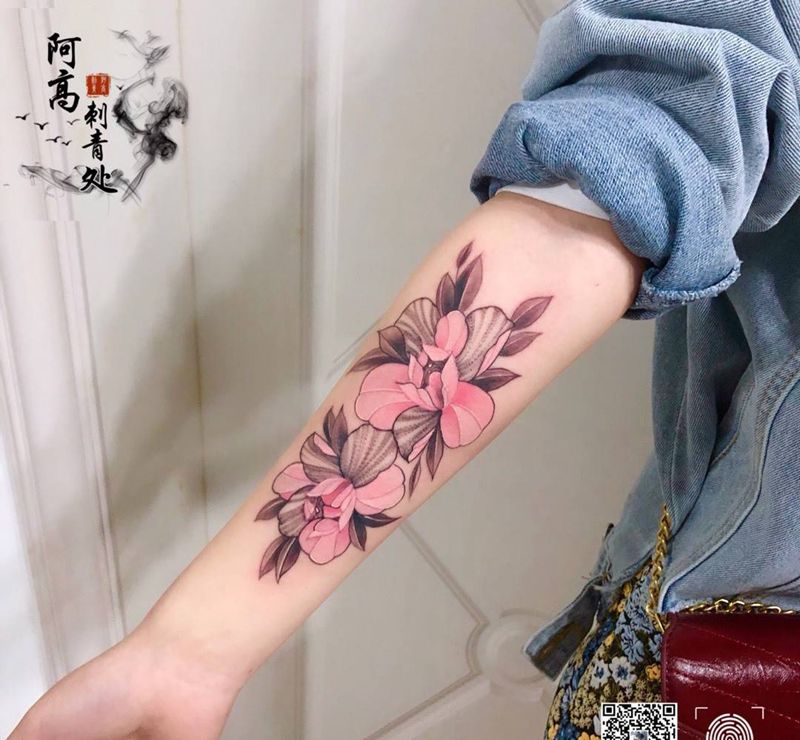 粉色素花纹身图片