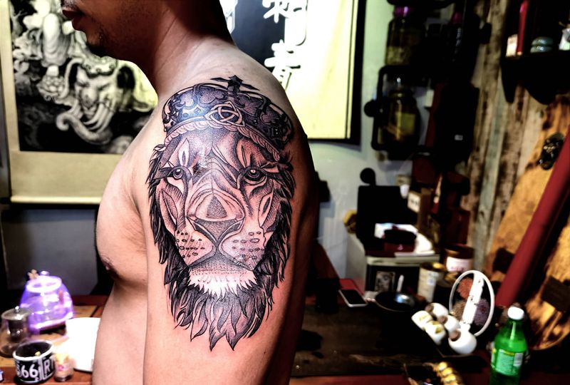 狮子纹身图片_肩部狮子纹身图案