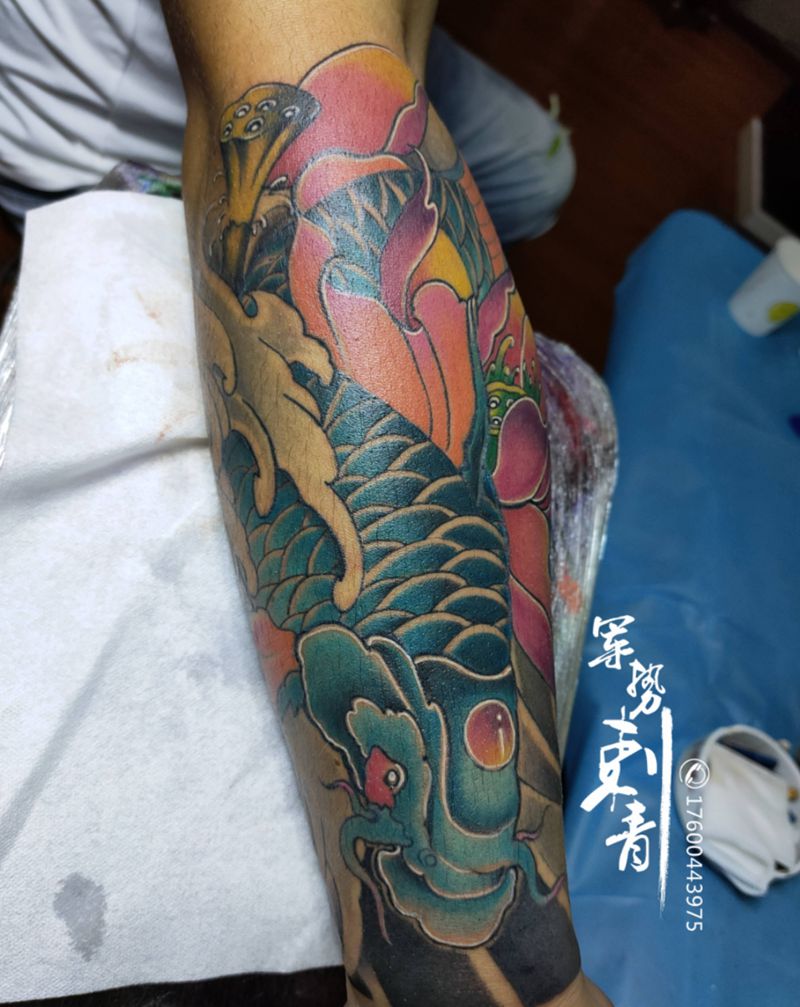 鱼纹身图片_手部纹身图案