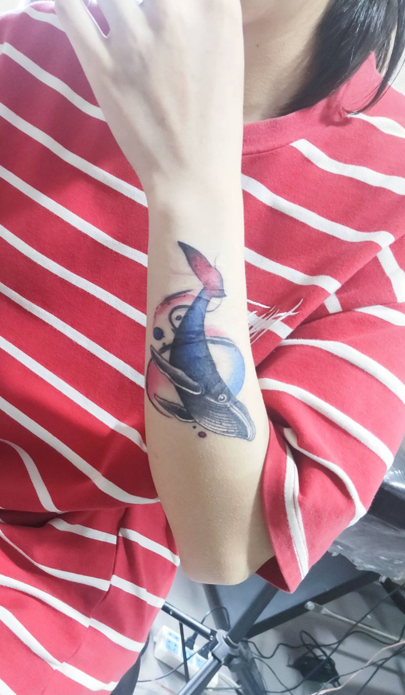 鲸鱼遮盖纹身图片_手臂欧美写实水彩纹身图案