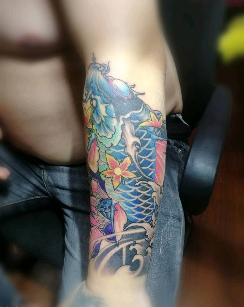 小臂鲤鱼纹身图片_手臂新传统纹身图案