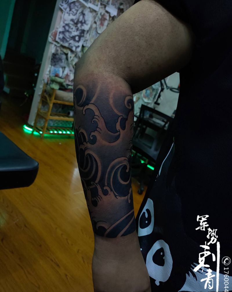 浪花纹身图片_手臂纹身图案