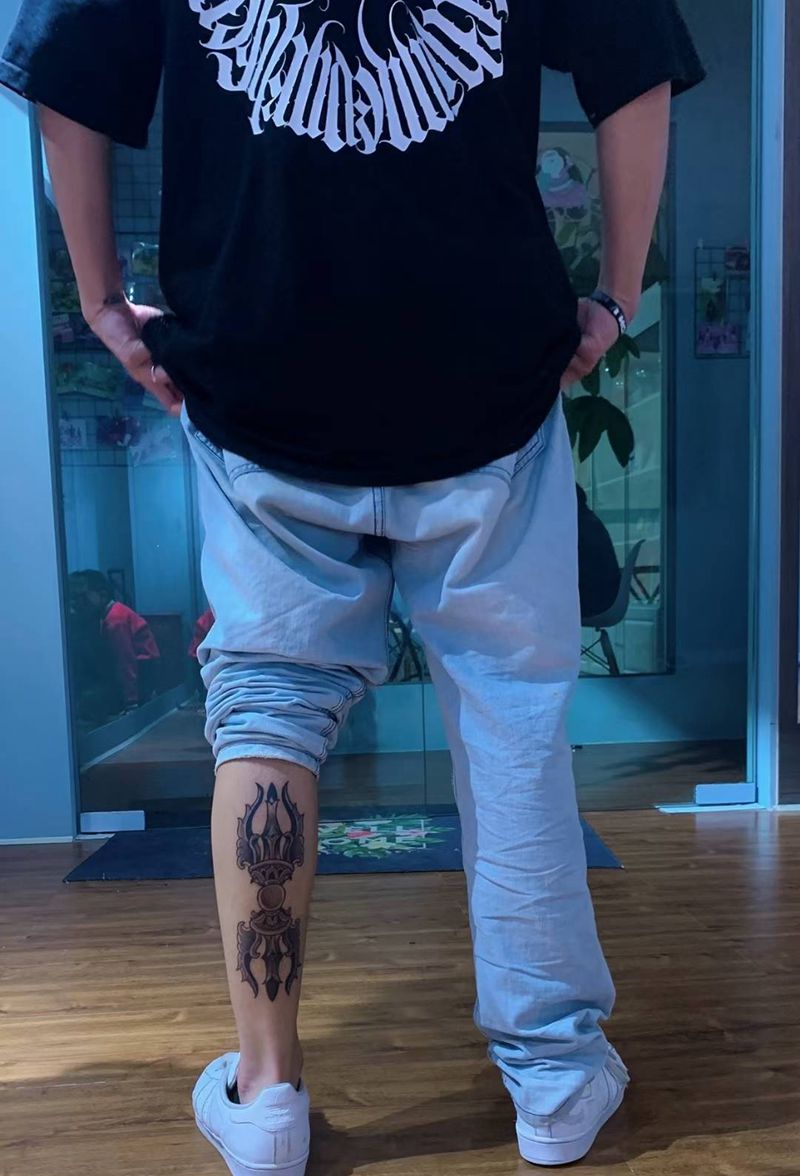 法器纹身图片_腿部新传统纹身图案