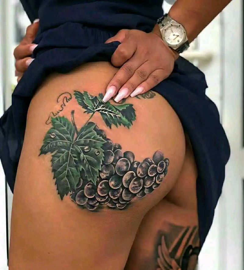 葡萄叶字母。纹身图片_臀部纹身图案