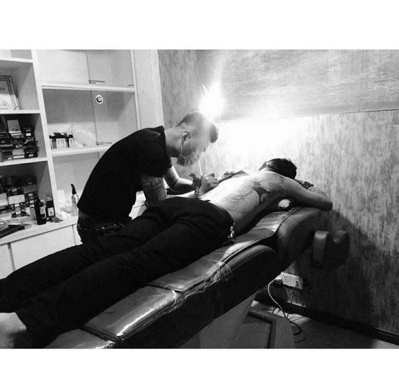 本会所 纹身师纹身图片