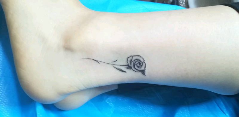 小花一枚纹身图片