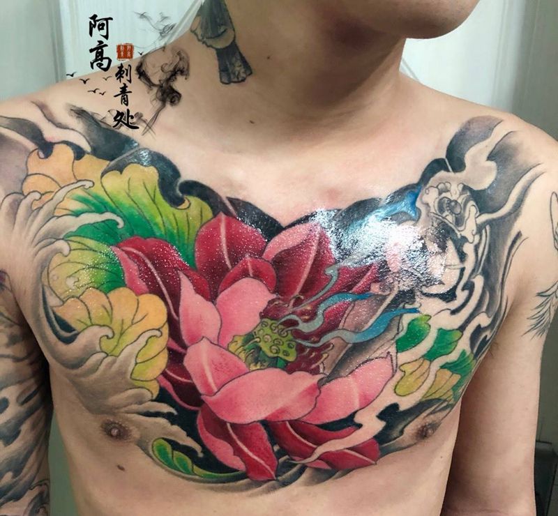 彩色花胸纹身图片