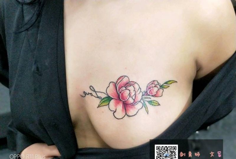 花纹身图片_胸部纹身图案