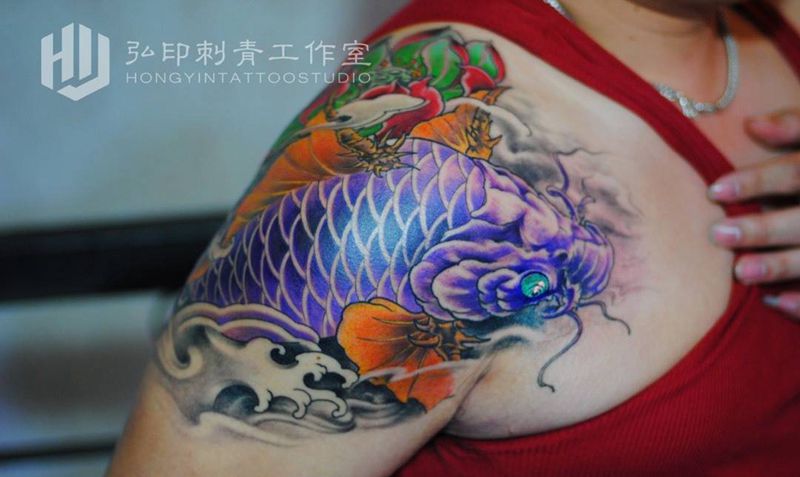 彩色鲤鱼纹身图片