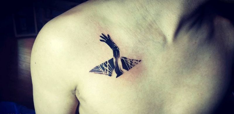 点刺纹身图片_胸部纹身图案